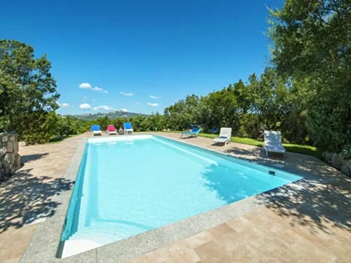 Casa con 6 locali in vendita in Via Monticanaglia, Arzachena