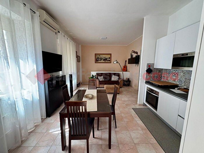 Appartamento trilocale in vendita in Via Andrea Barbazza, Roma