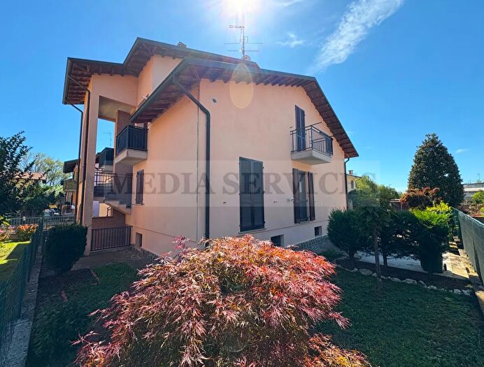 Appartamento trilocale in vendita in Via del Lucino N°, Sannazzaro De Burgondi