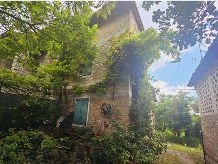 Casa con 6 locali in vendita in Strada Fossa Velago, Neviano Degli Arduini