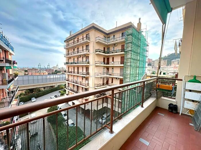 Appartamento trilocale in vendita in Via della Torrazza, Genova