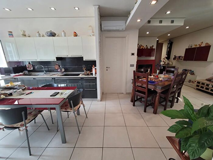 Appartamento trilocale in vendita in Via Firenze, Savona