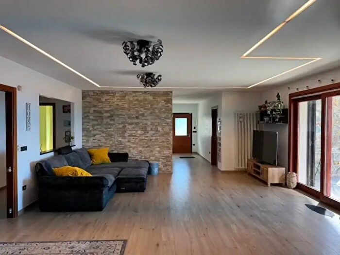 Casa con 5 locali in vendita in Via Poggio, Castellaro