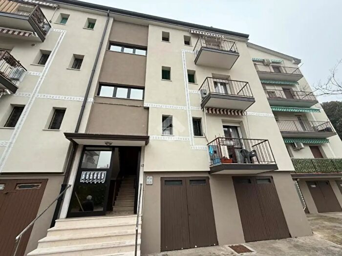 Appartamento trilocale in vendita in Via Grassi, Venezia