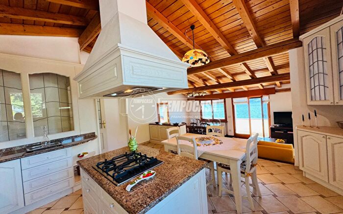 Appartamento trilocale in vendita in Via De Cristoforis, Carate Urio