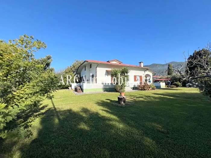 Casa con 10 locali in vendita in Seravezza