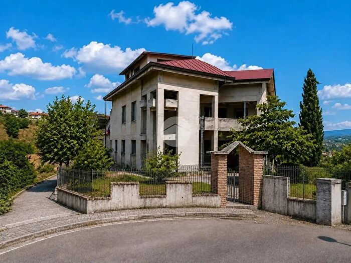 Casa con 8 locali in vendita in Via Mons Antonio Micozzi, Teramo