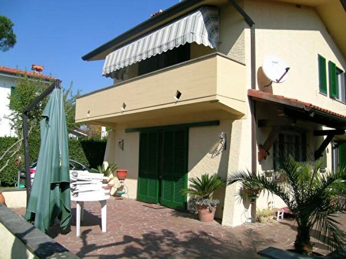 Casa con 6 locali in affitto in Via Versilia, Forte Dei Marmi