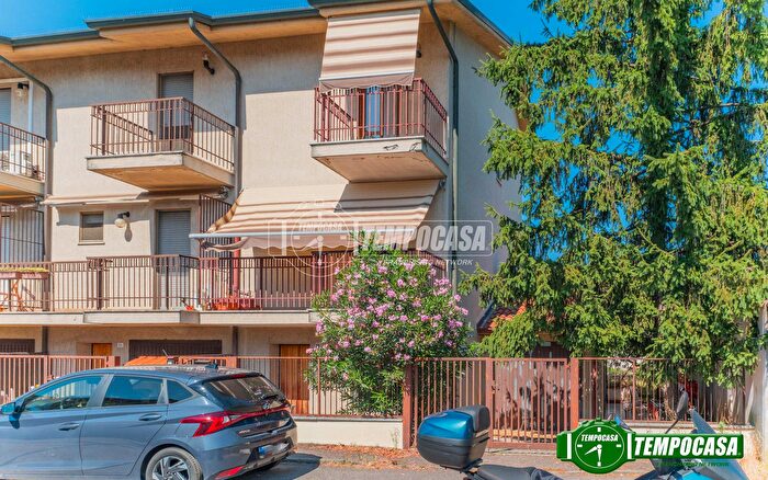 Casa trilocale in vendita in Via Cesare Battisti, Bareggio