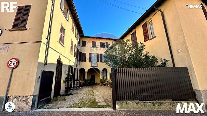 Casa con 9 locali in vendita in Via Chiesa, Canzo
