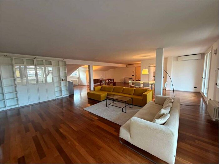 Appartamento con 6 locali in affitto in Viale Reiter, Viali, Modena