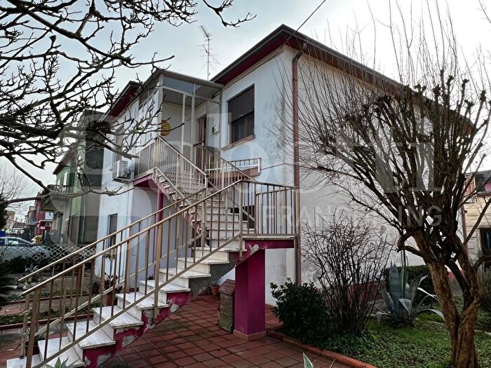 Casa con 10 locali in vendita in Goro