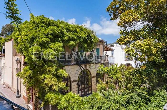 Casa con 5 locali in vendita in Lipari