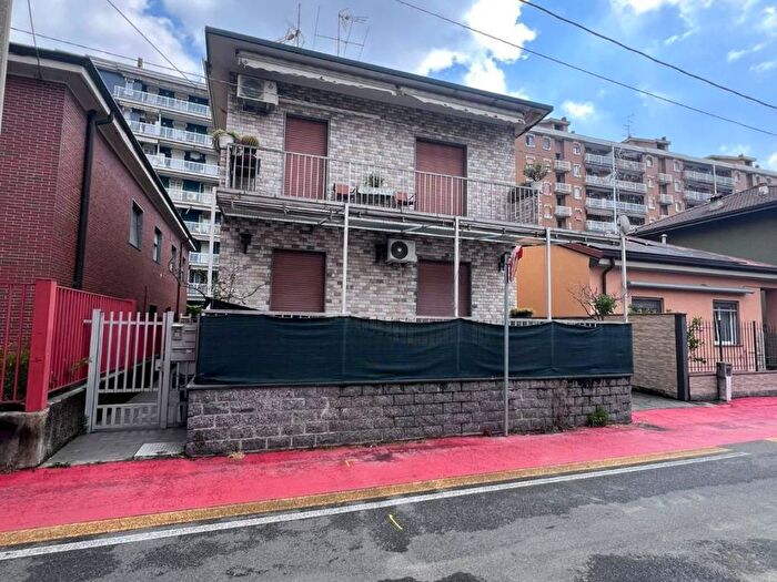 Appartamento trilocale in affitto in Via Trieste, Semicentro, Paderno Dugnano
