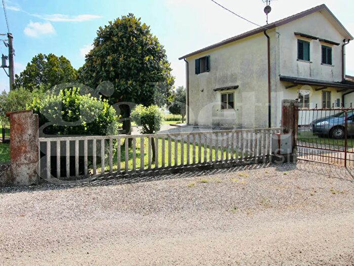 Casa con 14 locali in vendita in San Giovanni, Ostellato