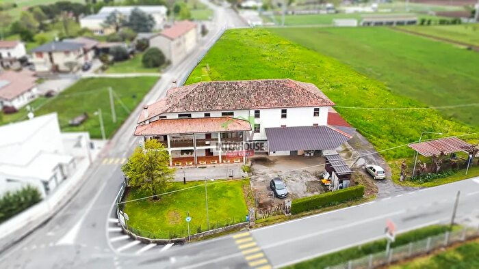 Casa con 12 locali in vendita in Via Pieve Dignano, Dignano