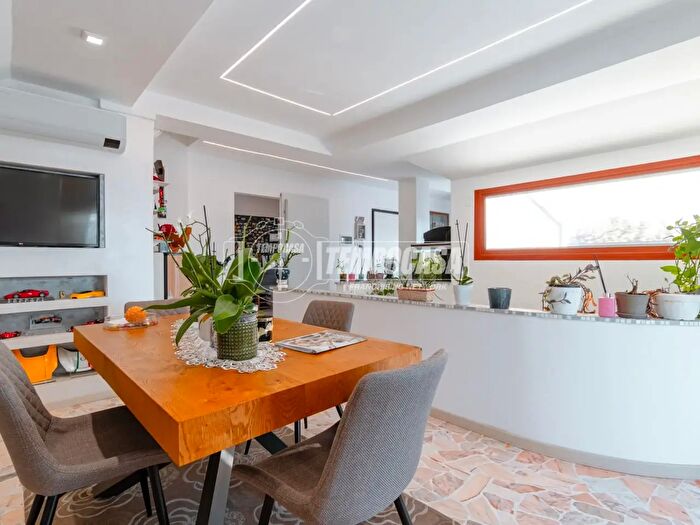 Appartamento con 5 locali in vendita in Via Mario Pellegrini, Vignola