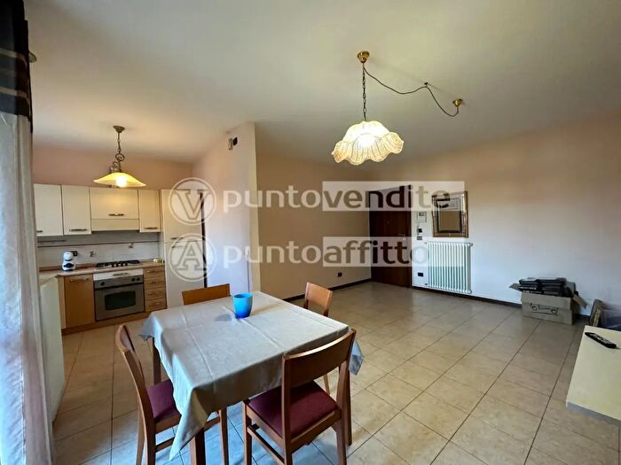 Appartamento trilocale in affitto in di Salicchi, Lucca