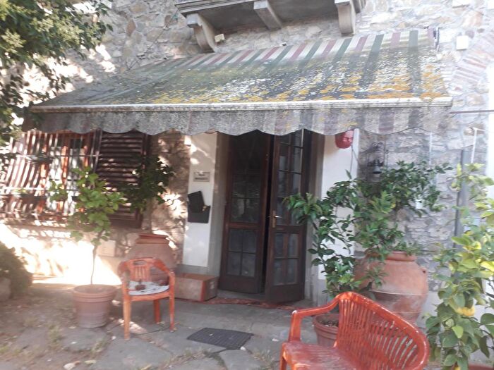 Casa con 16 locali in vendita in Lastra A Signa