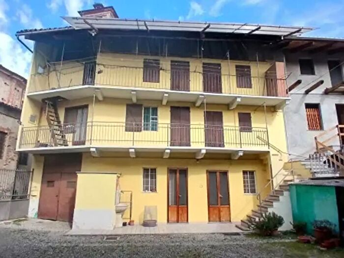 Casa con 6 locali in vendita in Piazza Castello, Lusiglie