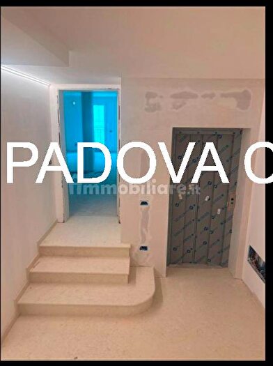 Appartamento trilocale in vendita in Via Savonarola, Padova