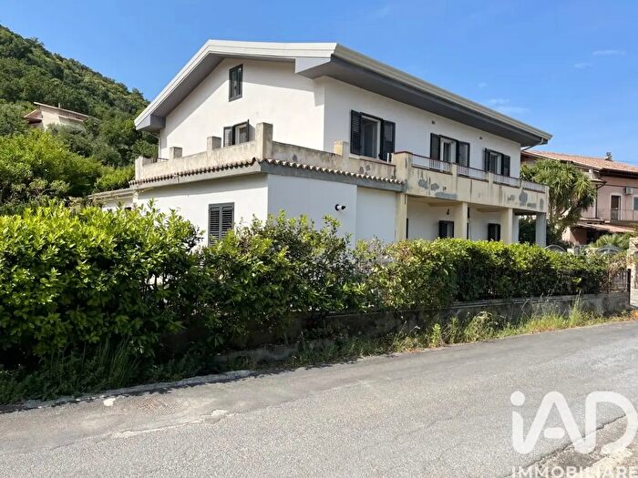 Casa con 12 locali in vendita in Localitãnbsp Duca, Fiumefreddo Bruzio