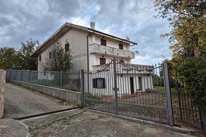 Casa con 5 locali in vendita in Piazza Enrico Bianco, Montalto Uffugo