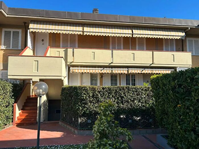 Appartamento trilocale in vendita in Massa