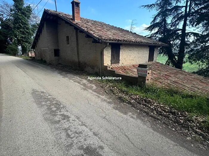 Casa con 8 locali in vendita in Montelabbate