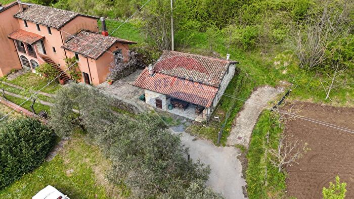 Casa con 10 locali in vendita in Camporgiano