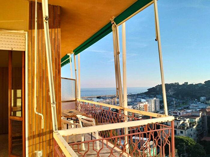 Appartamento bilocale in affitto in Via Delforno Garea Mario, Centro, Varazze