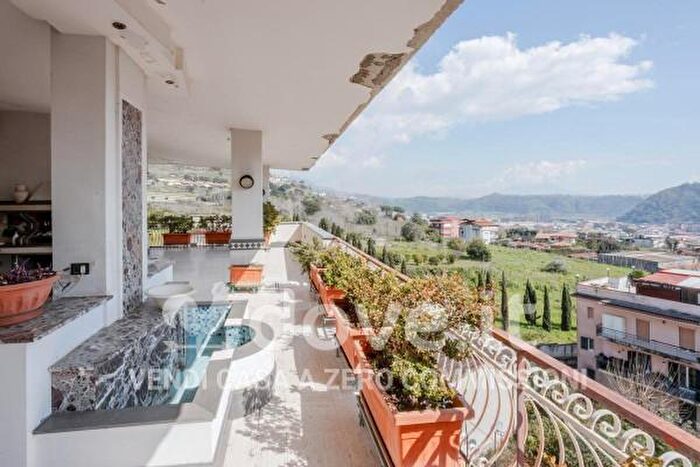 Appartamento con 5 locali in vendita in Via Pisciarelli, Pozzuoli