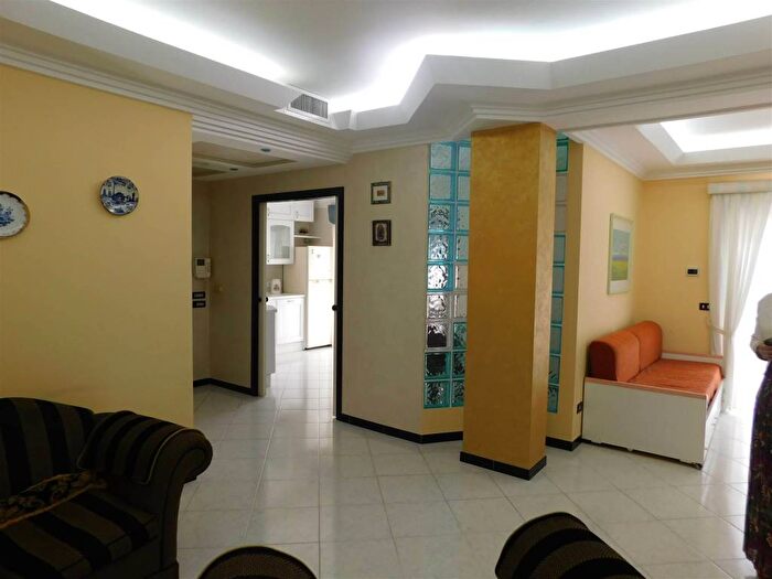 Appartamento quadrilocale in affitto in Viale Dei Platani, Centro, San Cataldo