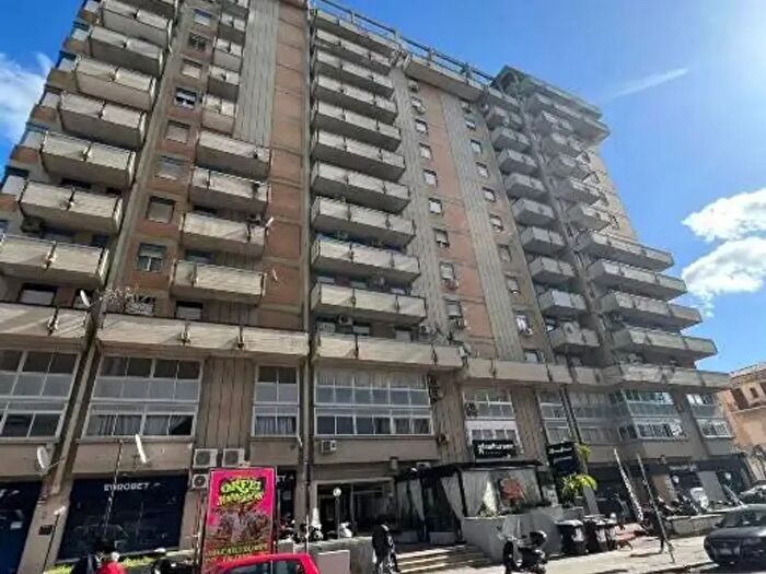 Appartamento con 6 locali in vendita in Via Montepellegrino, Palermo