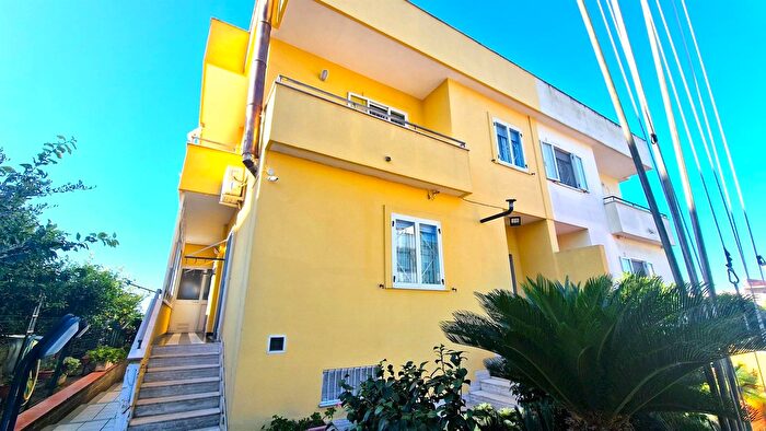 Casa con 8 locali in vendita in Via Rocca dei Dragoni, Mondragone