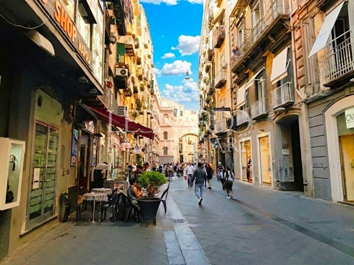 Appartamento quadrilocale in affitto in Via Chiaia, Monte di Dio, Napoli