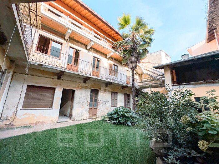 Casa con 6 locali in vendita in Via Cavour, Oleggio