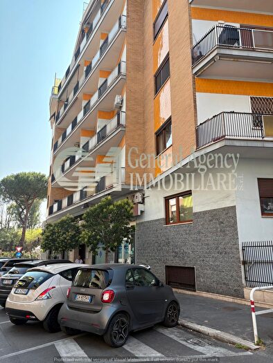 Appartamento con 8 locali in vendita in Via Guido De Ruggiero, Roma