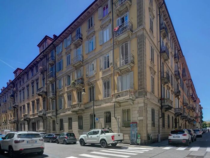 Appartamento quadrilocale in vendita in Via Magenta, Torino