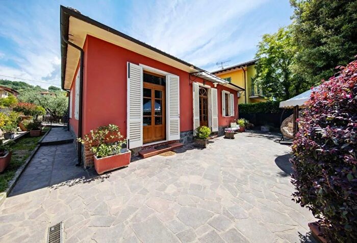 Casa con 6 locali in vendita in Via Panoramica Pescia, Pescia