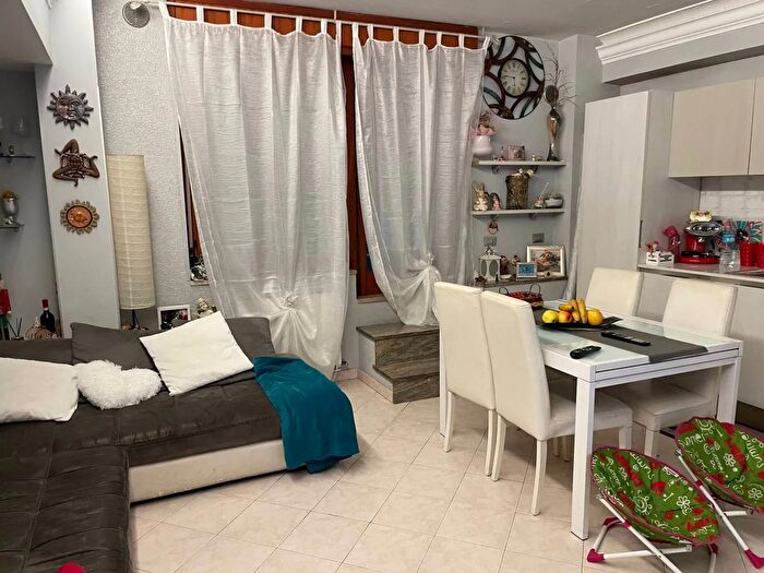 Appartamento trilocale in vendita in Via Tocco da Casauria, Roma