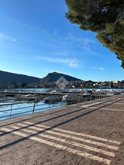 Appartamento trilocale in vendita in Viale Giuseppe Garibaldi, Sarnico