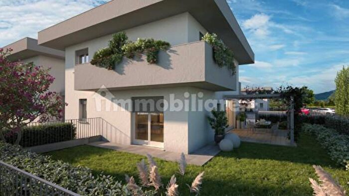 Casa quadrilocale in vendita in Via Pietro Mascagni, Guanzate