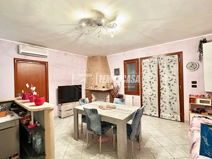 Casa con 7 locali in vendita in Via Bastiglia, Mirandola