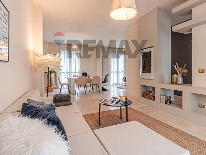 Appartamento con 5 locali in vendita in Via Zanardelli, Viareggio