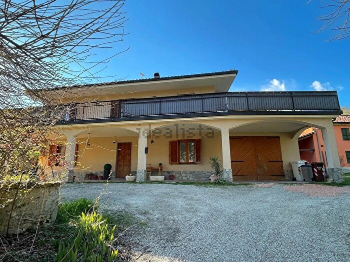 Casa con 7 locali in vendita in Santo Stefano Belbo