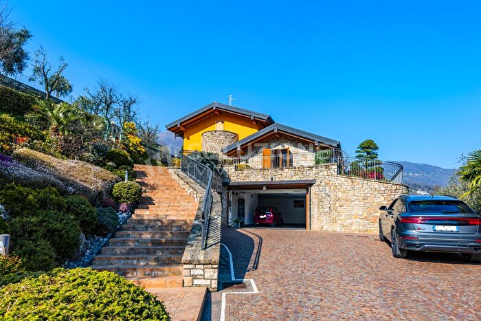 Casa con 10 locali in vendita in Via Lecco, Pontida