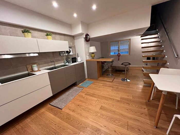 Appartamento bilocale in affitto in Vicoletto SantArpino, Chiaia, Napoli