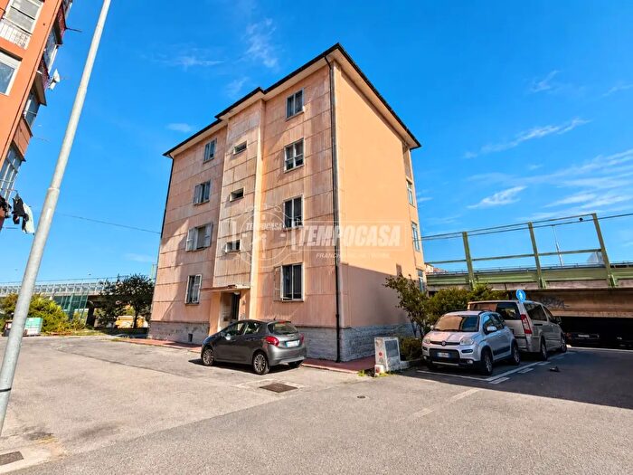 Appartamento trilocale in vendita in Via Piemonte, Vado Ligure