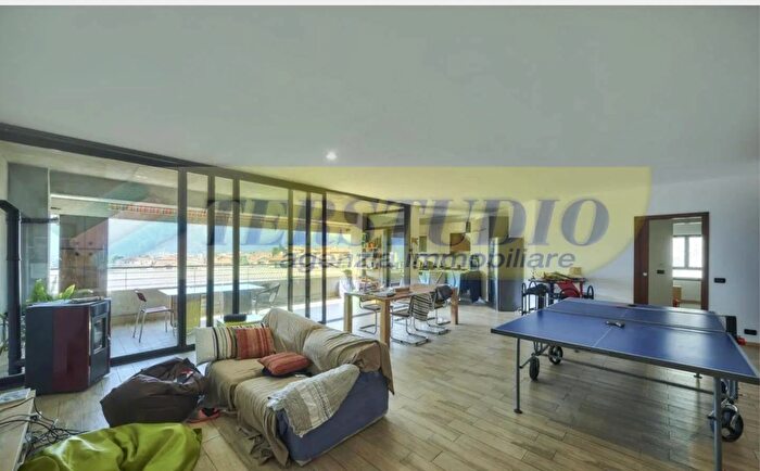 Appartamento quadrilocale in vendita in Via Strada per Maggiana, Mandello Del Lario
